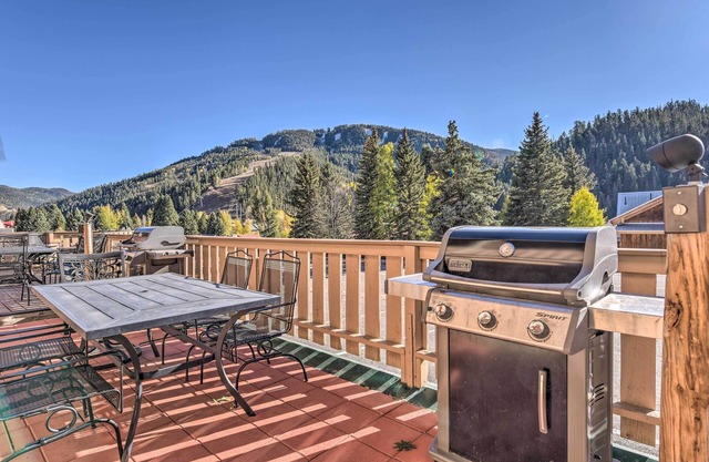 Red River Condo on Main Street w/ Mtn View!