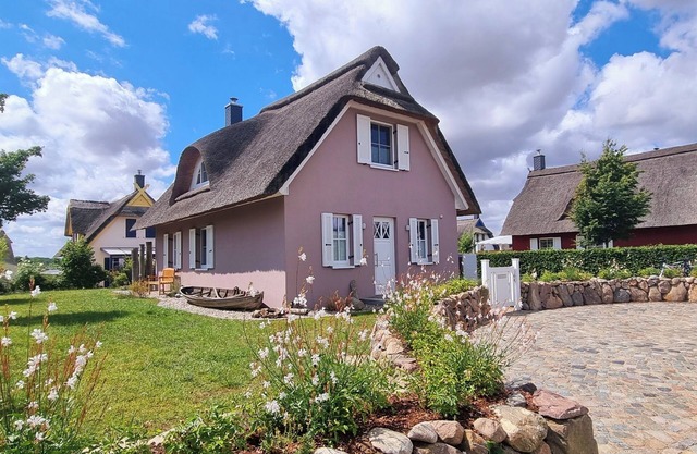 Casa con techo de paja junto al mar - relajación y relajación pura! Incluye sauna, chimenea y ropa de cama.
