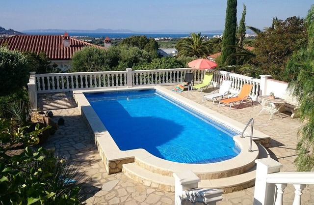 Ref. And28 - ACOGEDORA VILLA CON PISCINA