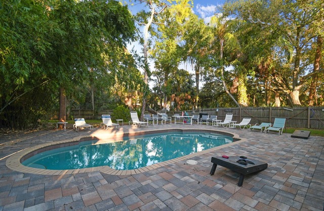 Relájese y disfrute de su visita a Tampa en el Tropical Pool House!