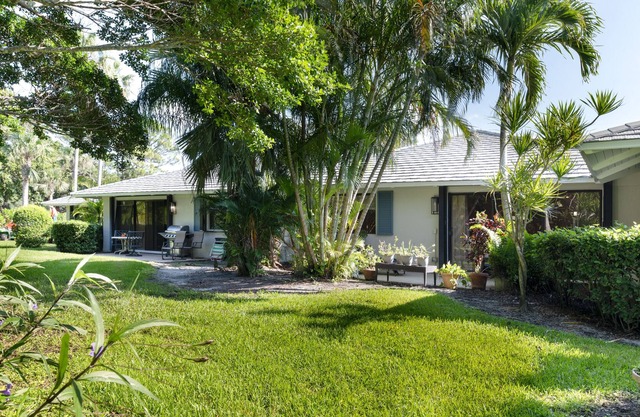 Relax & Enjoy! Professionally Decorated Renovated Cottage in PGA National Resort