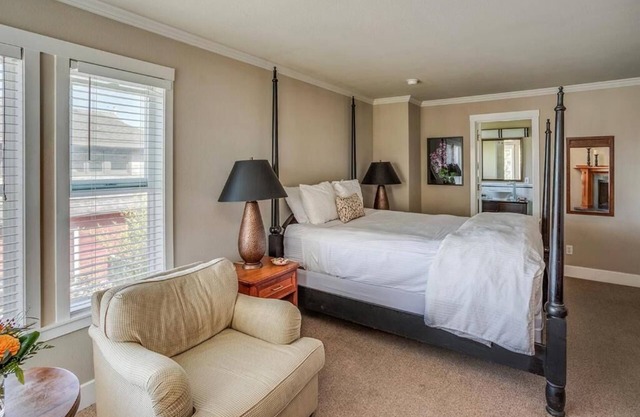 Relax in Charming Room Steps from Haystack Rock! Beach Access