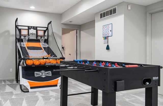 Relax in Style! 5BR Home, Pool, Hot Tub & Games!