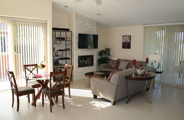 ¡Relájate en el patio y disfruta de la vista del campo de golf!