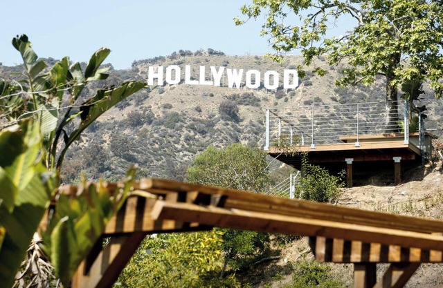 Relájate en la cubierta espaciosa y disfruta del letrero de Hollywood y las vistas del exuberante cañón