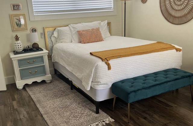 Studio w/ Queen Bed | Cozy, Safe & Central