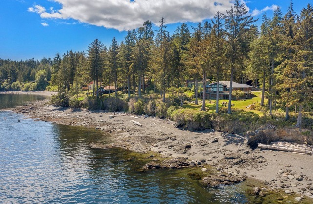 Limestone Lodge: Panoramic Ocean Views & Sauna