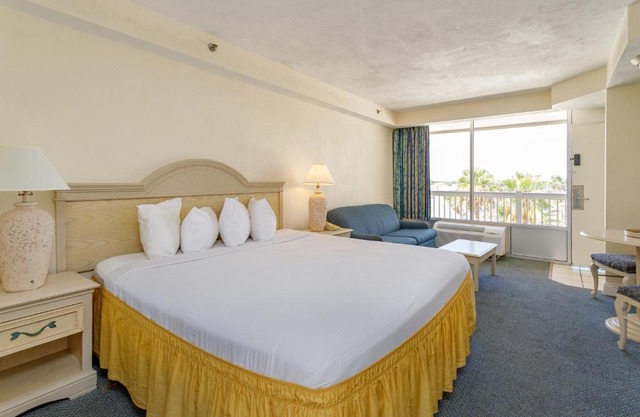 Relaxing 1-Bedroom Oceanfront Condo With Pool