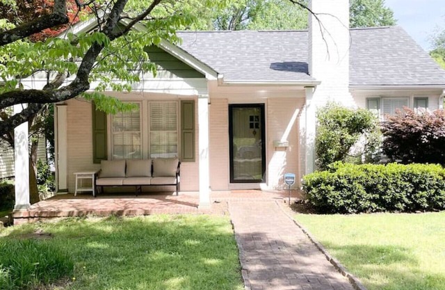 Cozy Plaza Midwood Charmer, Close to it All