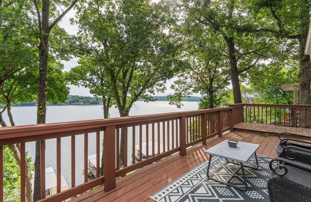 Relaxing 4-Bed Lakefront Home with Private Dock