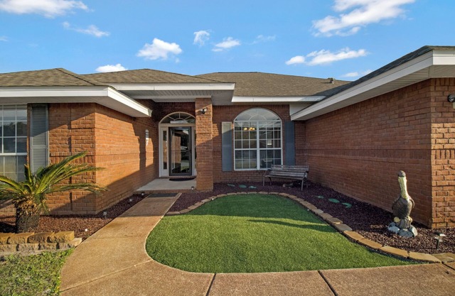 Relaxing 4-Bed/Pet Friendly, Minutes to the Coast!
