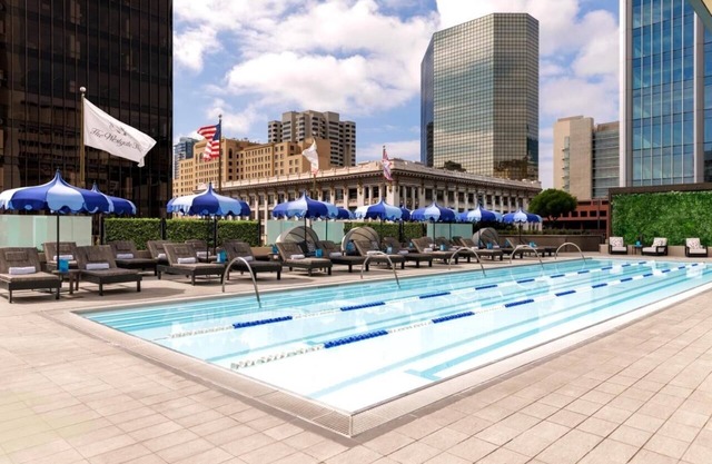 Relaxing Family Getaway in Downtown | 2 Rooms w/ Rooftop Pool Access
