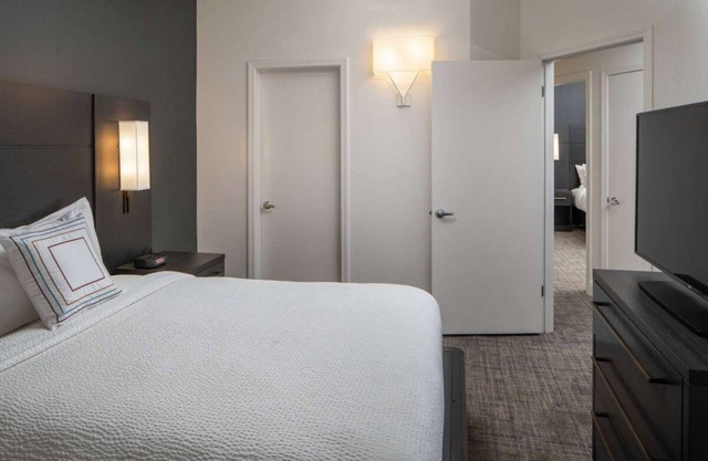 Relaxing Getaway Awaits! Two Comfortable Suites, Outdoor Pool, Free Breakfast!