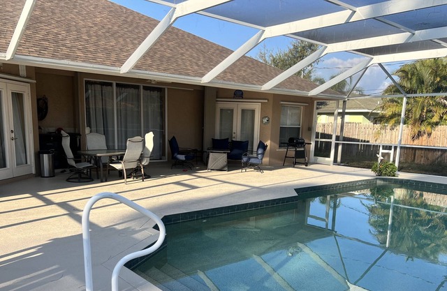 Relaxing pool home in paradise close to beaches and shops