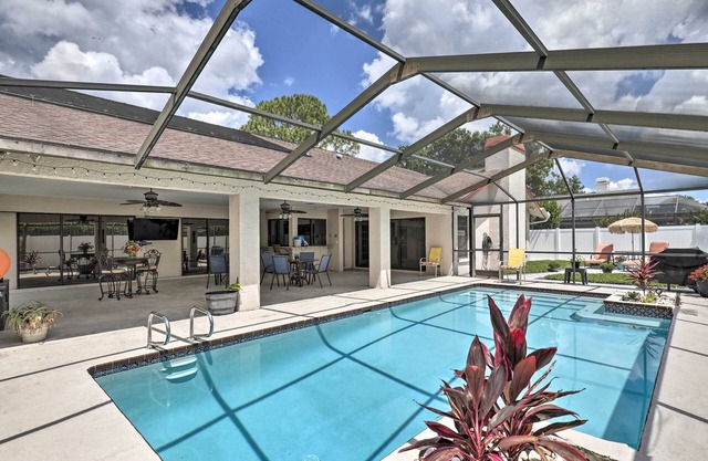 Relaxing Tampa Abode w/ Screened Lanai & Pool