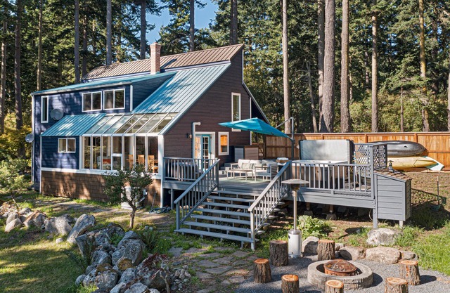 Relaxing two-bedroom, hot tub, pet friendly (HH)