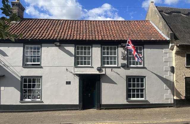 Stylish Historic Apartment - Sleeps 3 & Parking
