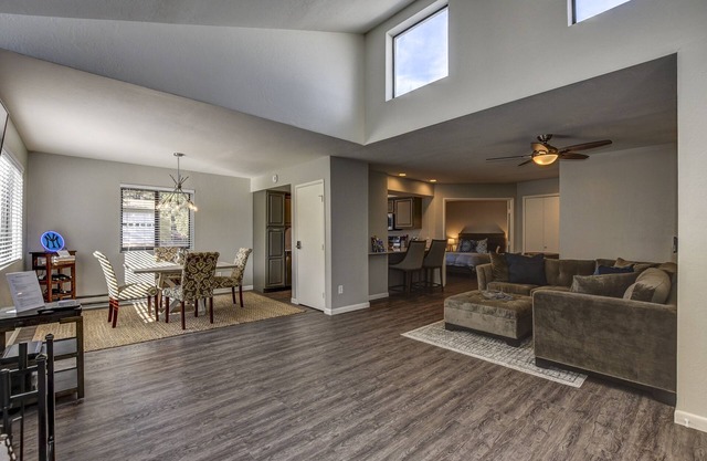 ¡NUEVO! Remodelado condominio de 2 bd / 2 baños a solo 10 minutos a pie de la Plaza del Palacio de Justicia.