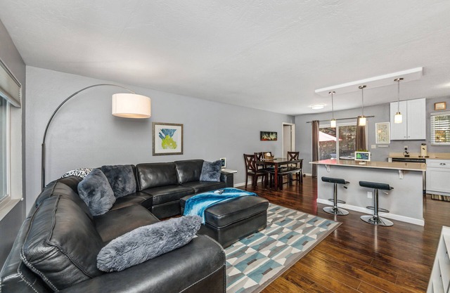 Remodelado 3Bd / 2Bth TreeTop House * Ubicación en el centro de la ciudad + Vistas + NUEVAS TARIFAS MÁS BAJAS *