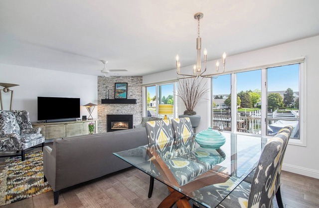 Remodelado Harbor Condo Steps to Lake MI