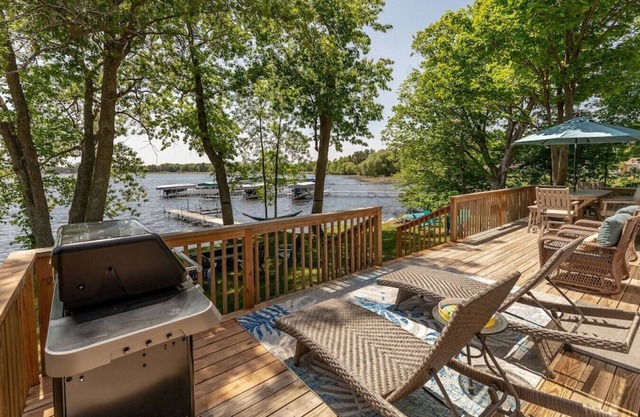 Kayaks, Paddle Boat, Game room, Firepit & Much More- On Swimming Bay!