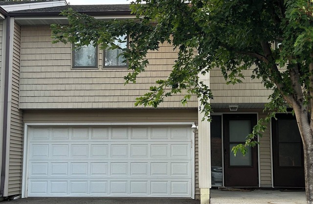 Remodeled 2+ BR townhome - Close to The Hospital - Lake - Quaint Downtown