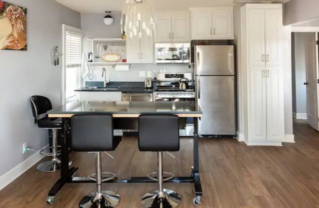 Remodeled Upstairs Apartment with Skyline & River views