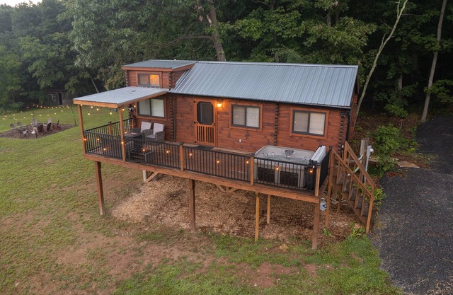Remote Hideaway | Treehouse w/ HOT TUB, Views + Fire Pit!