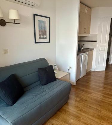 Renoir 252 - Appartement rez-de-jardin type F2 - Petite vue mer