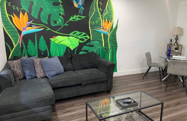 Renovated 2-bedroom/ 1 bath apartment Centrally located in Fort Lauderdale