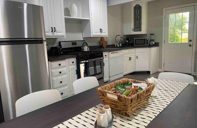 Renovated 2Bed/ 1Bath cute house