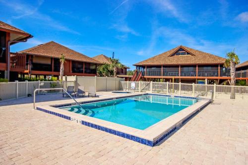 Renovated 3-BR Villa with Rooftop Sundeck, Gulf Views and Private Beach