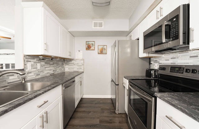 Renovated 3BR 1st-Floor Pool+Gym 1 mi to Henderson Beach 3-Night Min