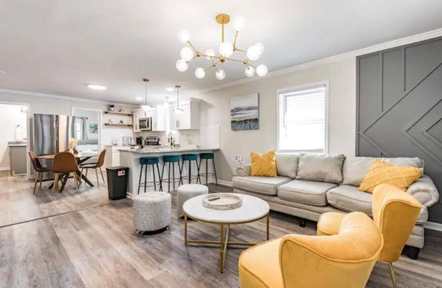 renovated house close to Dtown Durham w king bed