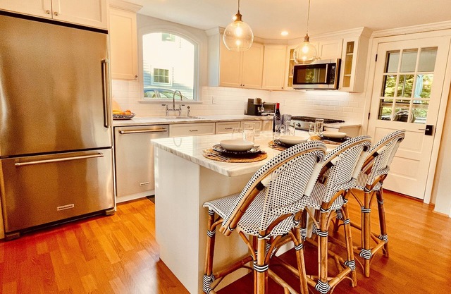 Renovated Luxury Cottage - Walk to Private Beach