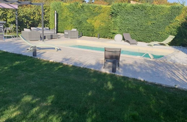 Alquiler Villa Provenzal de 100m2, con piscina y jardín de 400m2.