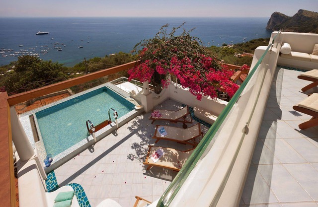 Rentals in Italy - Villa delle Sirene with panoramic pool, terraces and jacuzzi