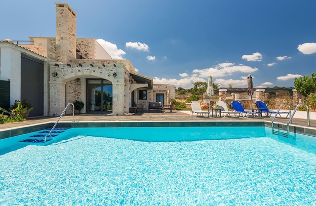 Una nueva villa construida con piscina privada y vista al mar sin obstáculos