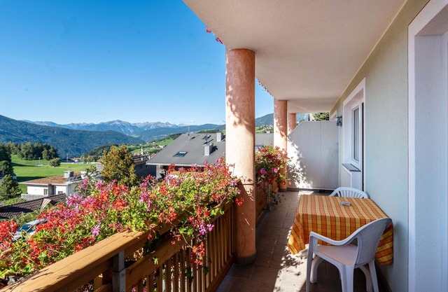 'Residencia Diana Apartamento 202' con vistas a la montaña, balcón y Wi-Fi