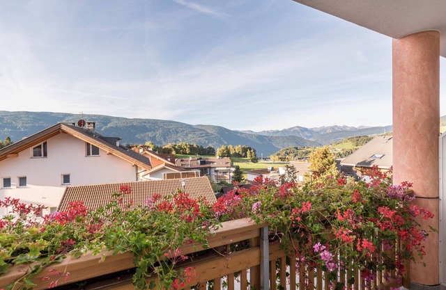 'Residencia Diana Apartamento 201' con vistas a la montaña, balcón y Wi-Fi