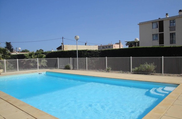 ¡Residencia con piscina y estacionamiento privado!