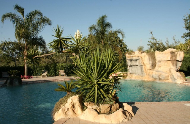 Residencia Villarosi con piscina entre viñedos y relax.