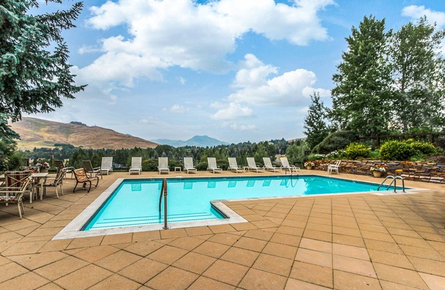 Resort condo with shared pools & hot tub - minutes from hiking, skiing, & dining