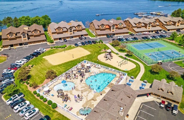 RARE Huge Condo - Lakefront/Kayaks - Game Room - Pool - Hot Tub - Golf