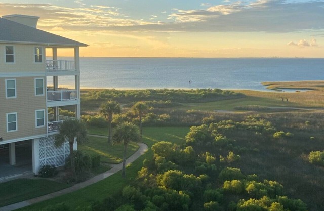 Hermosa unidad de dos dormitorios en el hermoso complejo de condominios de Pointe West