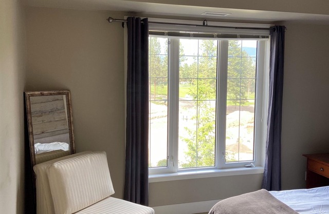 Resort living w/heated pool, hot tub, golf course, hiking trails, restaurants!