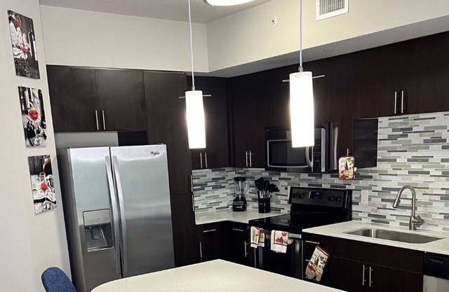 Resort Style 2 Bedroom W/ Free Parking & Gym