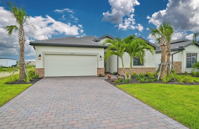 Resort Style Amenities - 4 bedroom, 3 bath home - 30 min to beaches.