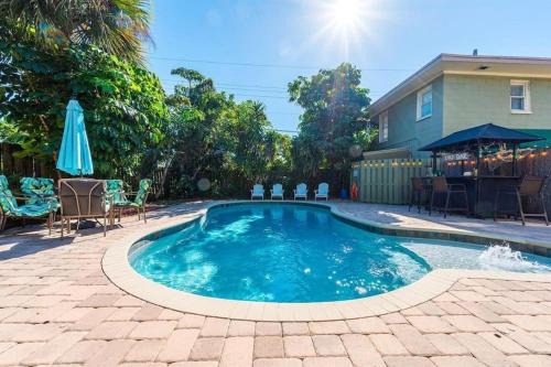 Resort-style Estate w/Pvt Guest Suites- Sleeps 15