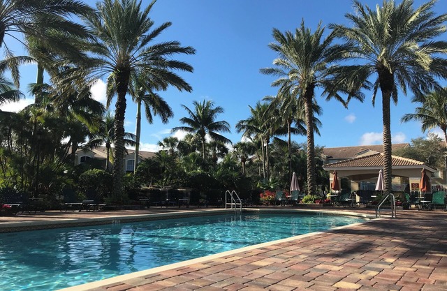 Resort style fully furnished ground level condo 5 mins from beach/intercoastal.